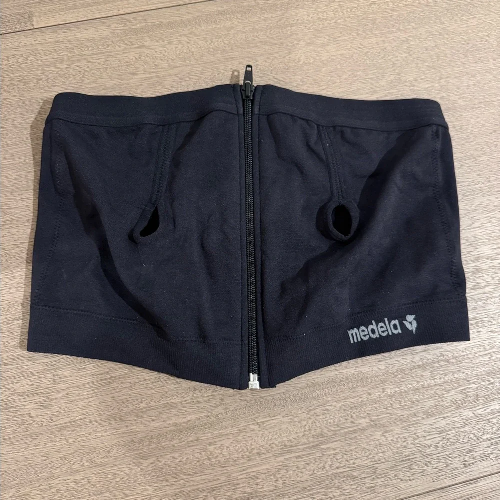 Medela Black Hands-Free Pumping Bra - Picture 2 of 5